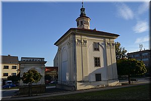 181006-srazPrchlych-Benatky09namesti.JPG