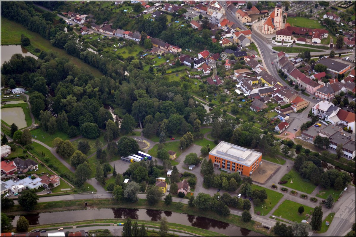 200724 letadlem 188 Veseli nas oranzovy dum.JPG