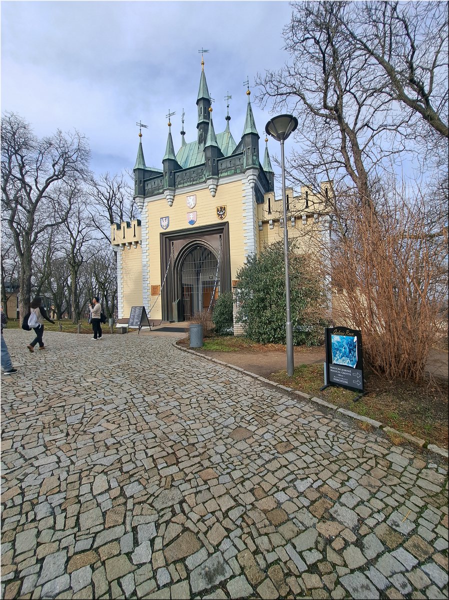 240210-Andrea-Praha-131300-zrcadlovebludiste.jpg