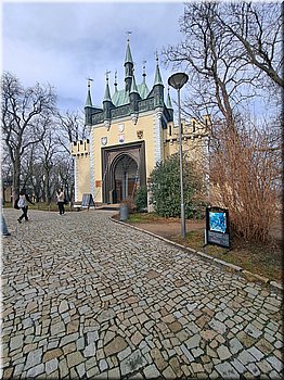 240210-Andrea-Praha-131300-zrcadlovebludiste.jpg