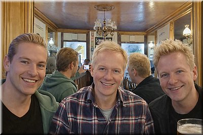 260323-FrancieLondon-3vhospode20.jpg