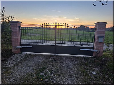 260327_185659-FrancieLondon-venku.jpg