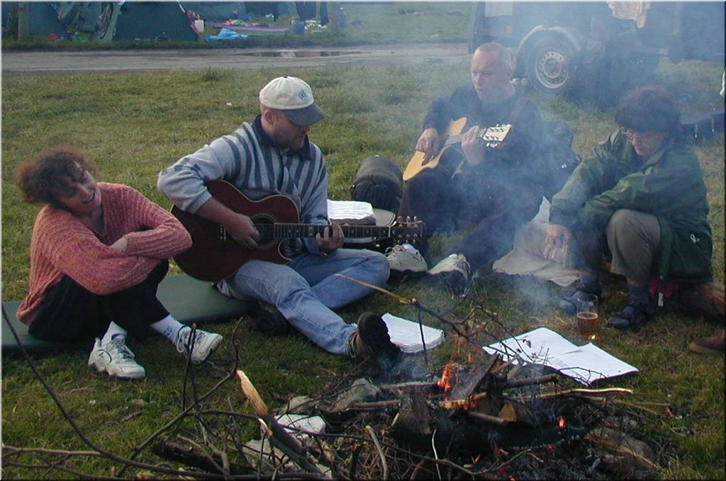 2002-Vltava-1-ZlataKoruna Chour a Brc s kytarou - v kouri 2.JPG