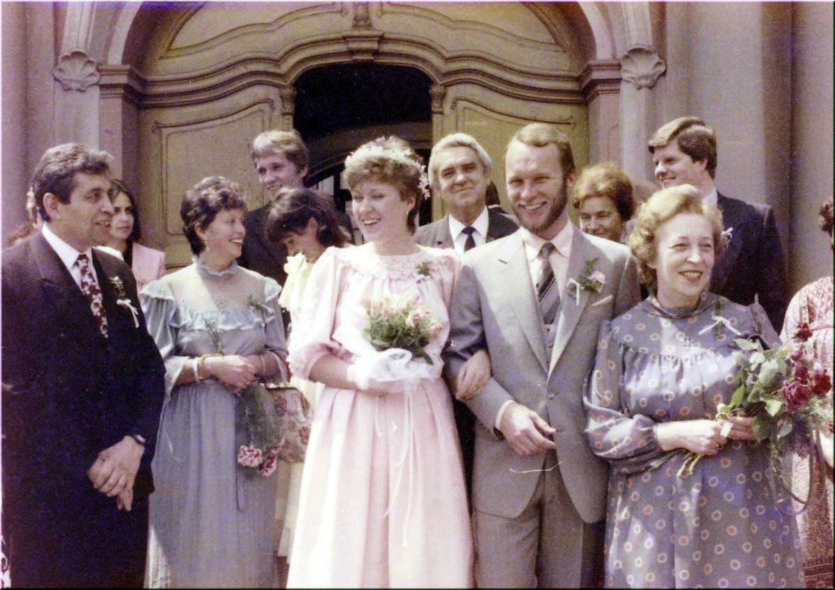 19840629-BrcDana-svatba-vsichni.jpg