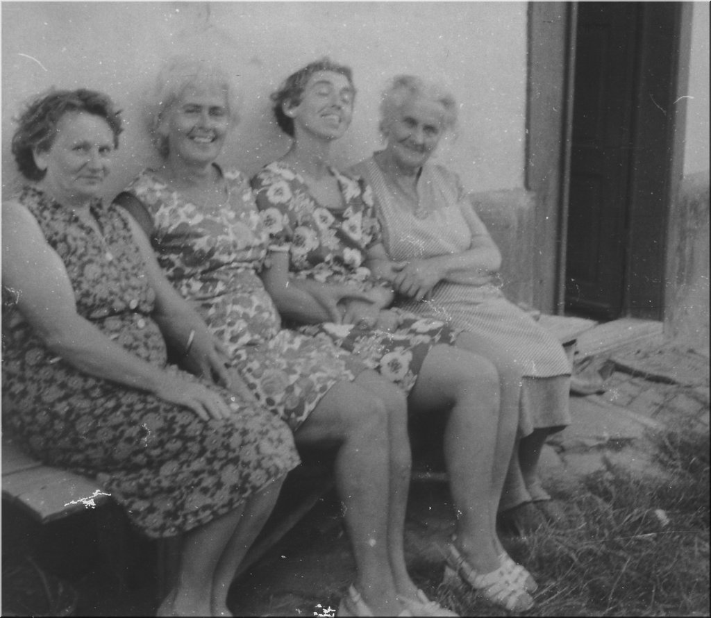 1950cca-Lidka,Zdena,Yva,Matylda-uRihu_na_lavicce.jpg