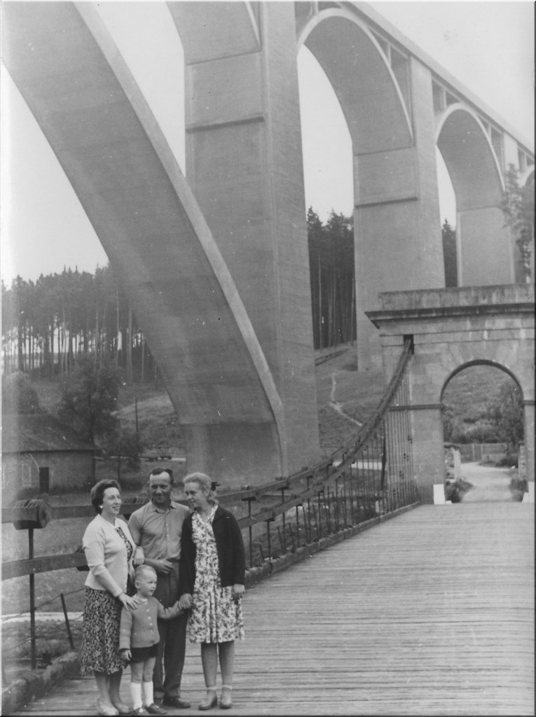 1960-Dasa,Honza,Jarous,Yva-PodolskeMosty.jpg