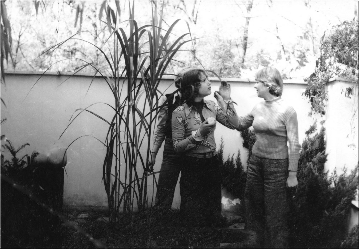 1976-10-u-malire-Komarka-na-zahrade.jpg
