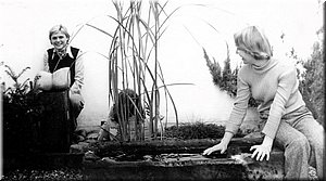 1976-10-u-malire-Komarka-na-zahrade-s-Janou-M.jpg