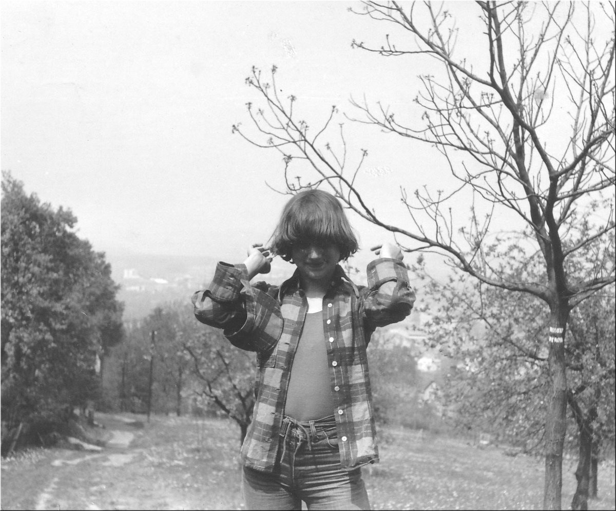 1977-05-autostop-s-Tominem-8-v-sadu.jpg