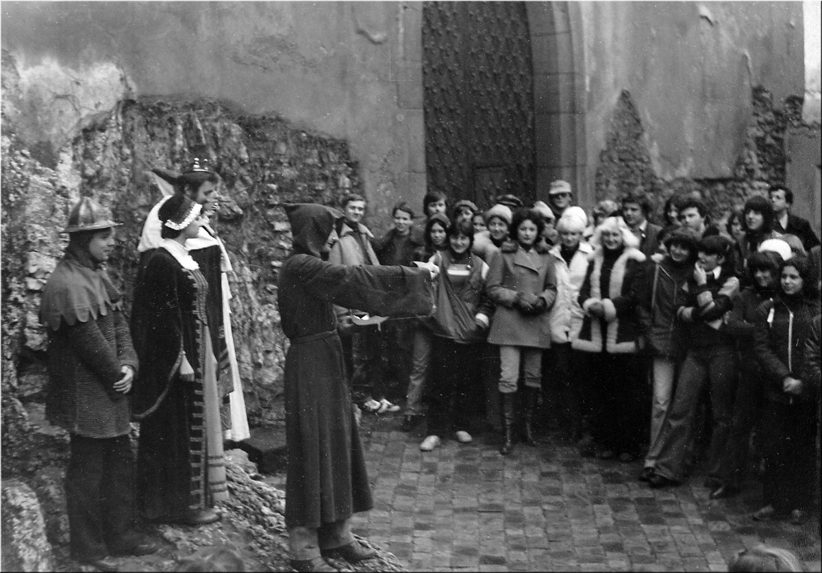 1979-11-29-vylet-na-Karlstejn-(K.Sturm,-A.Jezkova,-Helena).jpg