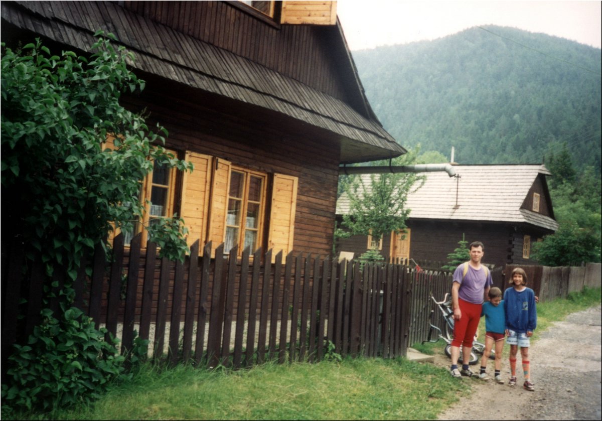 1994-pred-chalupou,-Slovensky-raj.jpg