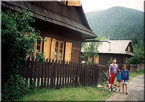 1994-pred-chalupou,-Slovensky-raj.jpg