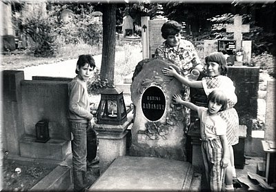 Jarmila-Rabanova,-Honzik,-Klara,-Kristyna,-hrob-v-Jicine-1986.jpg