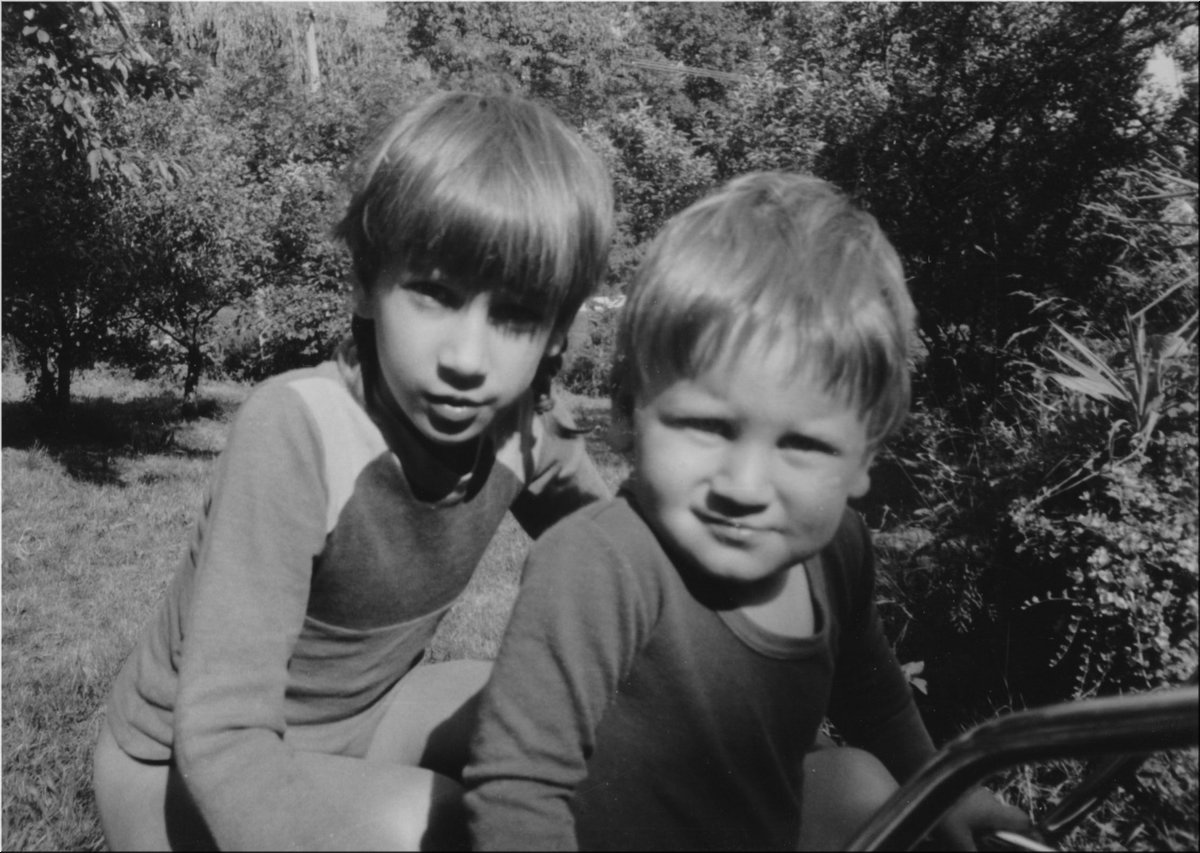 1988-07-Tomas-a-Tyna,-Lochov-na-zahrade-za-sebou.jpg