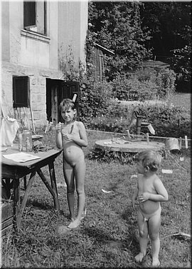 1988-07-Tomas-a-Tyna,-Lochov-na-zahrade-u-stolu-2.jpg