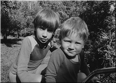 1988-07-Tomas-a-Tyna,-Lochov-na-zahrade-za-sebou.jpg
