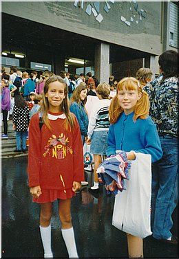 1990-09-Tyna-pred-skolou-1.jpg