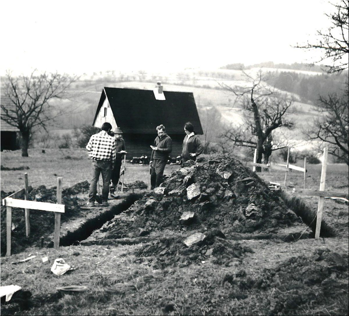 1970cca-Vlasta-s-Milou-stavi-chatu.jpg