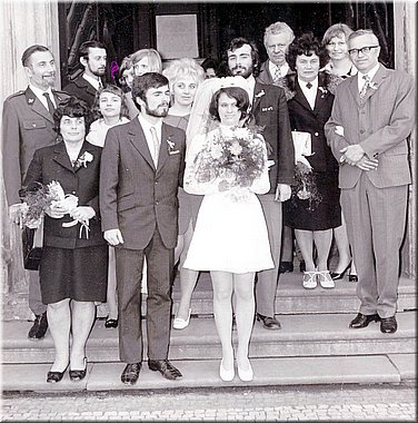 1973-cca-svatba-Mila-a-Vlasta-pred-kostelem-Jicin(arrJaja).jpg