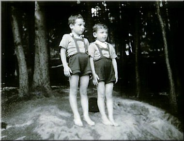 1954-Mila-a-Misa-stoji-v-lese.jpg