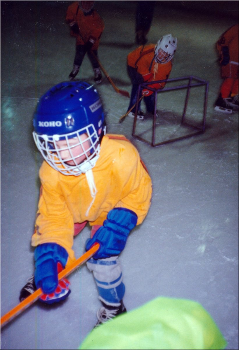 1993-Tomas-hokejista-v-helme-na-lede.jpg