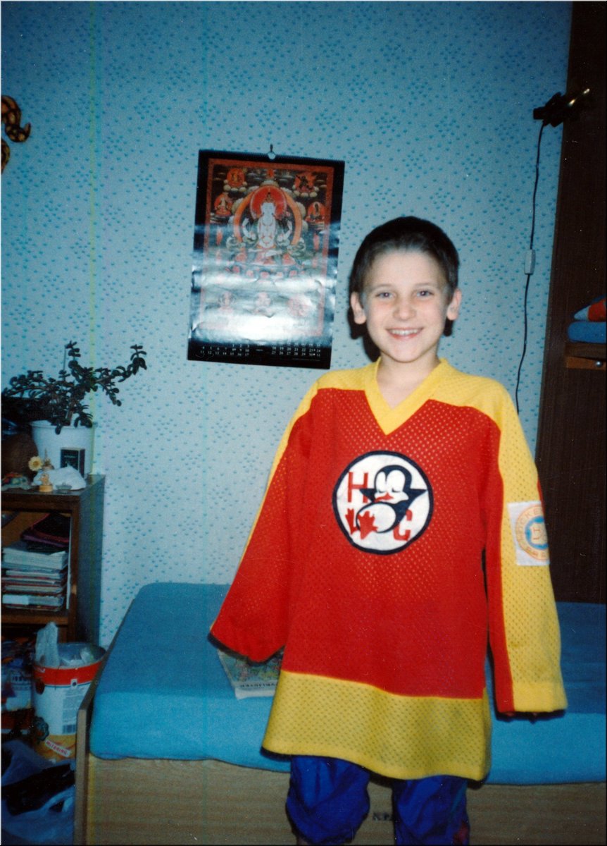 1995cca-Tomas-maly-hokejista-pred-posteli.jpg