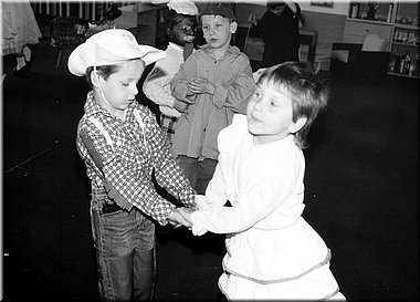 1991-12-Tomas-na-skolkove-besidce-33-ve-vojenske-cepici-tanci.jpg