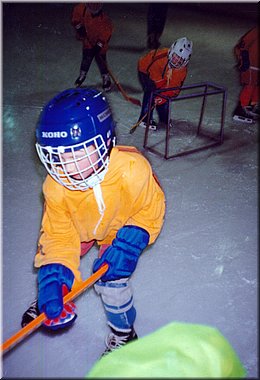 1993-Tomas-hokejista-v-helme-na-lede.jpg