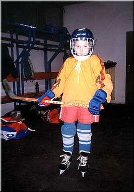 1993-Tomas-hokejista-v-helme-v-satne.jpg