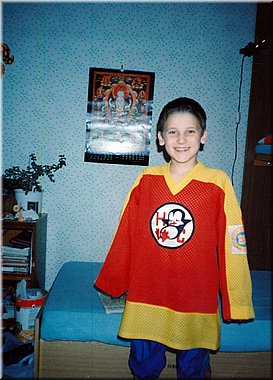 1995cca-Tomas-maly-hokejista-pred-posteli.jpg
