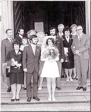 1973 cca svatba Mila a Vlasta pred kostelem Jicin(arrJaja).jpg