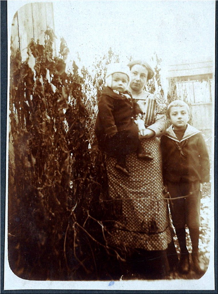 191409_04a-MarieRabanova,synoveJan,Vladimir.jpg