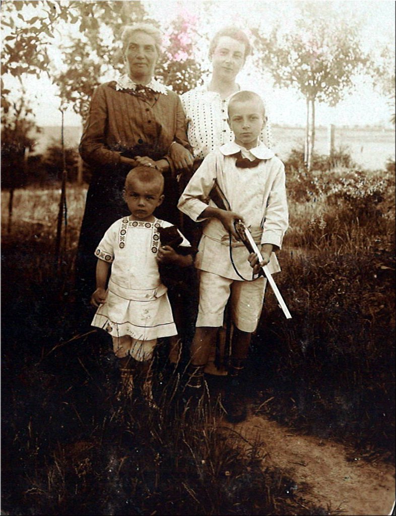 191604_12a-Vladimir,Marie,Jan,babickaRabanova.jpg