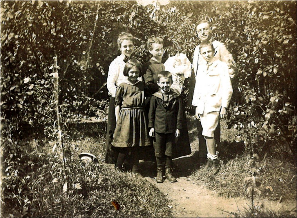 19200820_23a-MarieBauerova,Jarmila,Marie,Antonin,Vladimir,Jan,Premysl.jpg