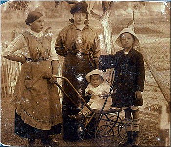 19150528_07c-Marie,Jan,Vladimir,sluzka.jpg