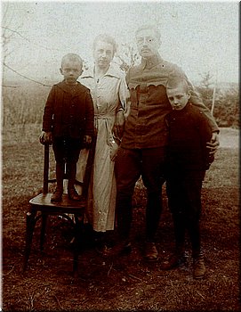 191804_18a-Jan,Marie,Antonin(po navratu z fronty),Vladimir.jpg