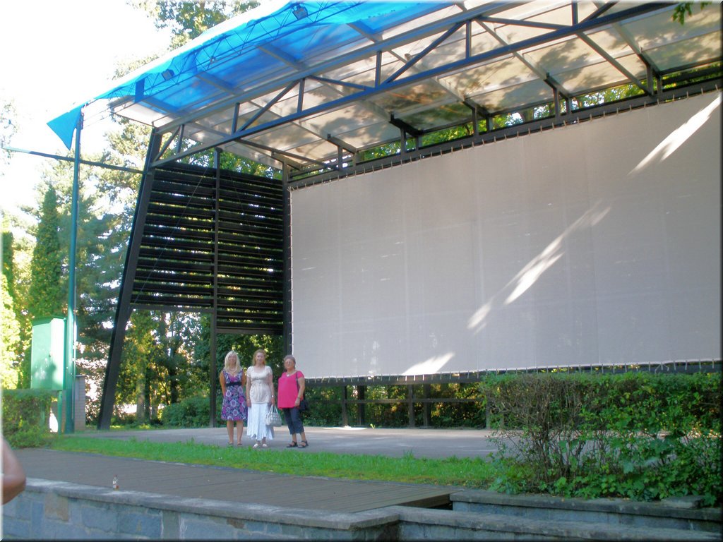 110820-DBN-LysauZuzky-72-letni kino a divadlo v zameckem parku.jpg