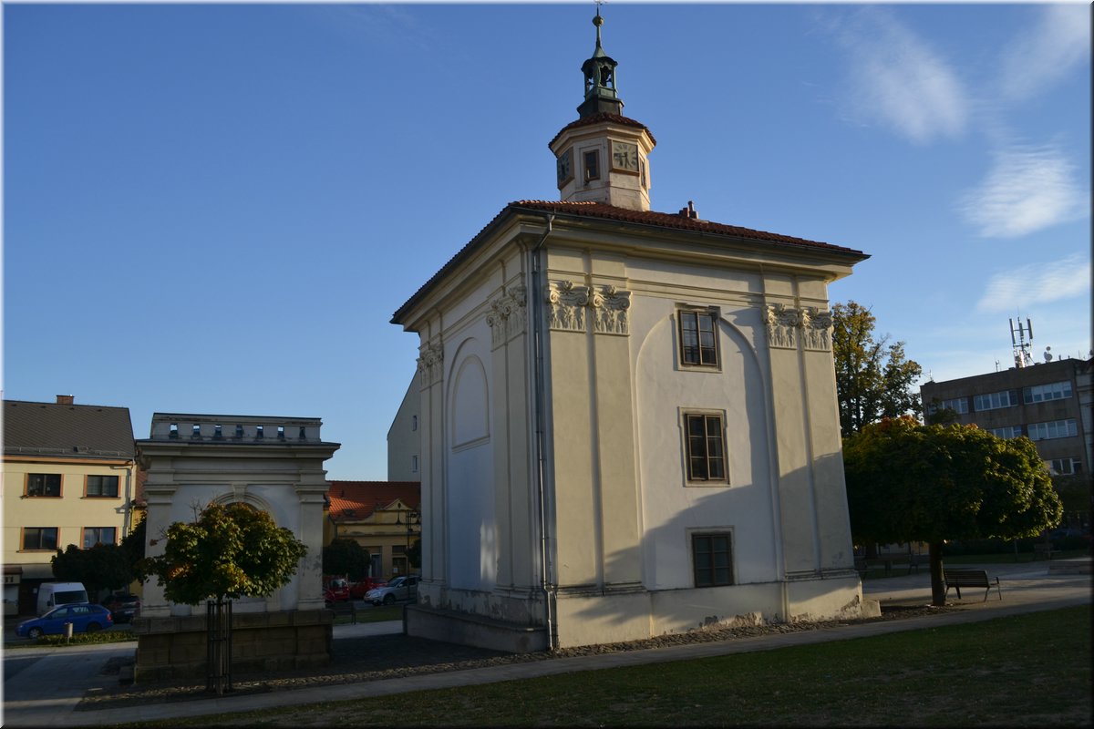 181006-srazPrchlych-Benatky09namesti.JPG