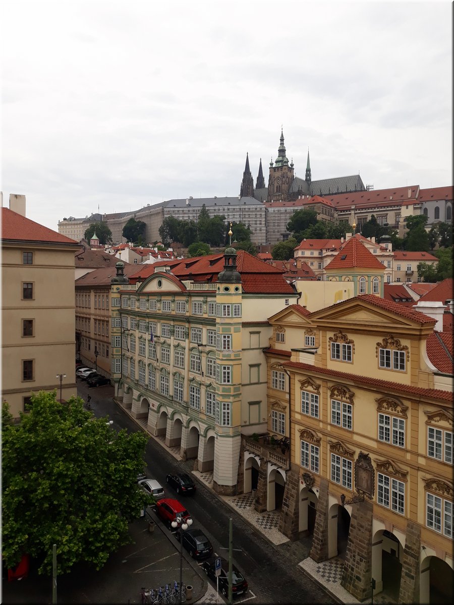 200614 Malostr beseda podkrovi 151920 _Jaja.jpg