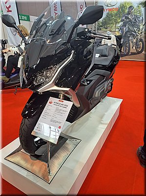 230305-vystavaMotocykl-Kymco-AK550i.jpg
