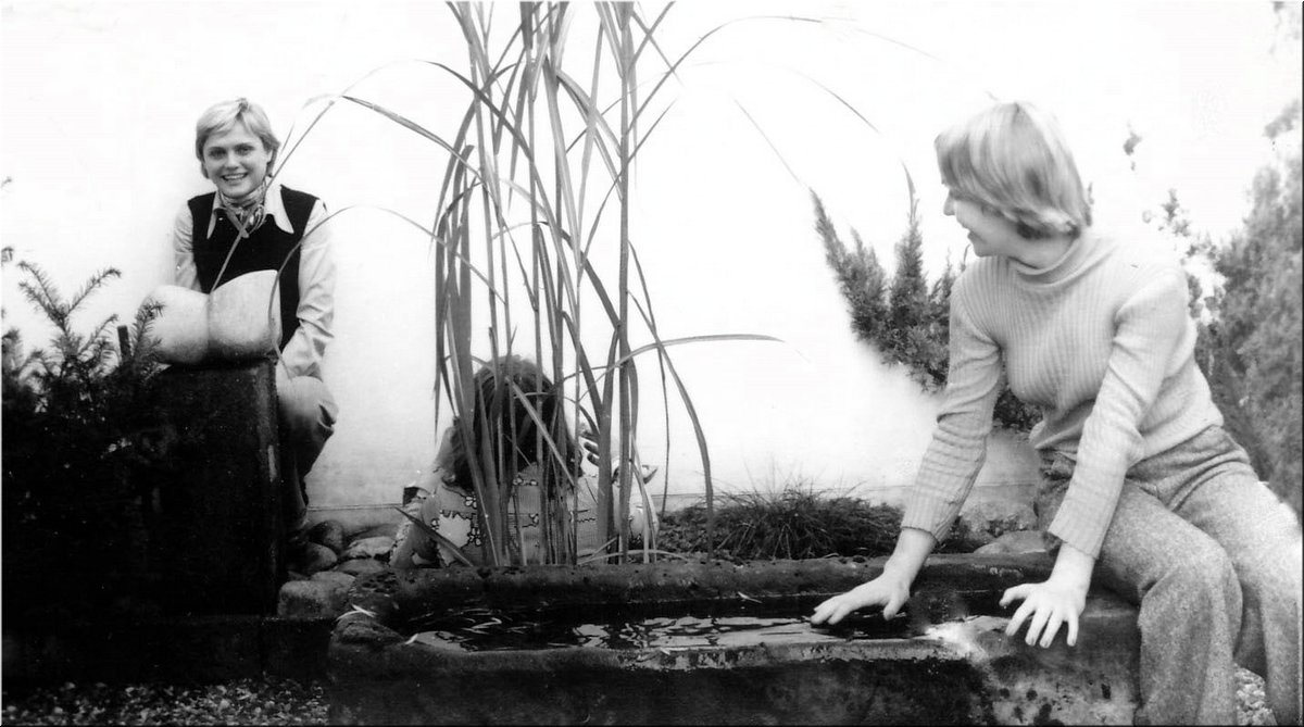 1976-10-u-malire-Komarka-na-zahrade-s-Janou-M.jpg
