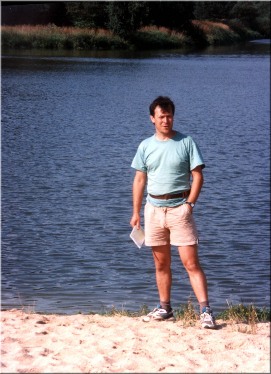 1995-Zdenek-u-vody-na-vylete.jpg