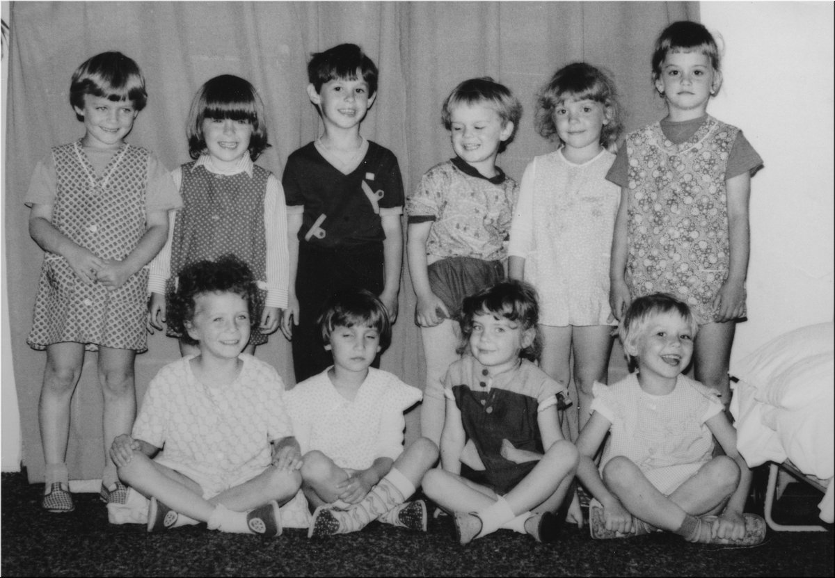 1985-02-Tyna-ve-skolce-skupina.jpg