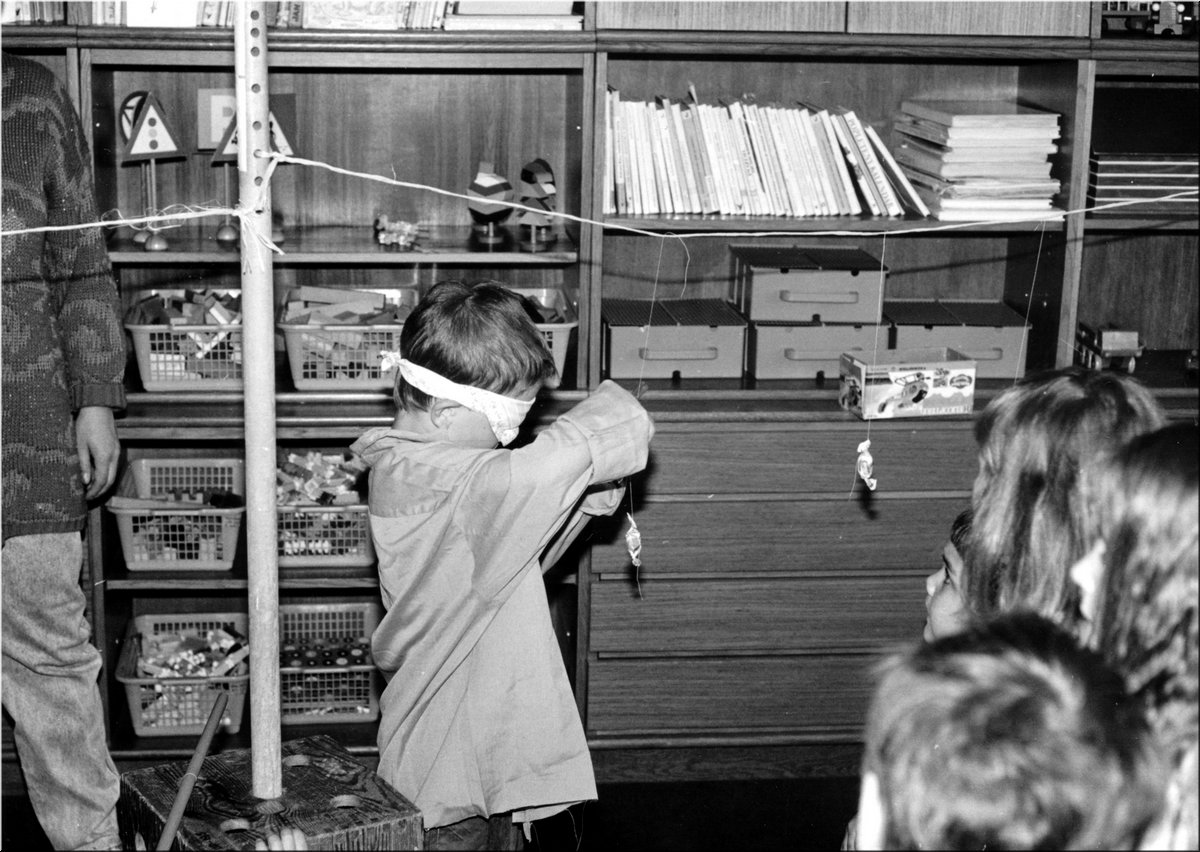 1991-12-Tomas-na-skolkove-besidce-35-s-paskou-pres-oci.jpg