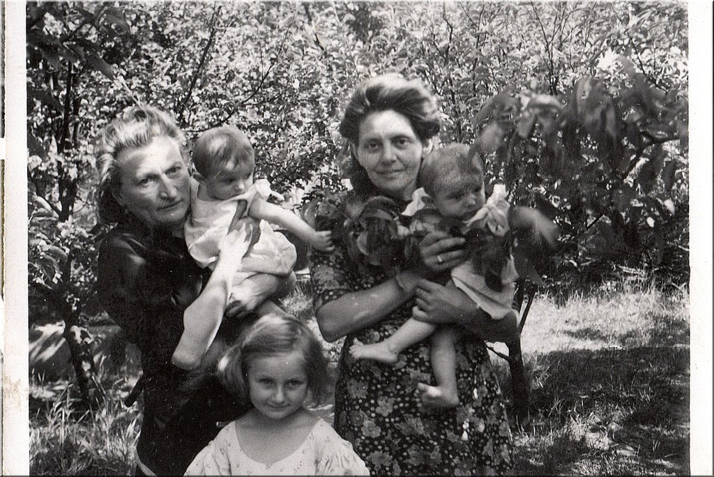 18_S_rodinou_na_Sporilove_kmotra_M._Hamersakova_-_kveten_1943.jpg