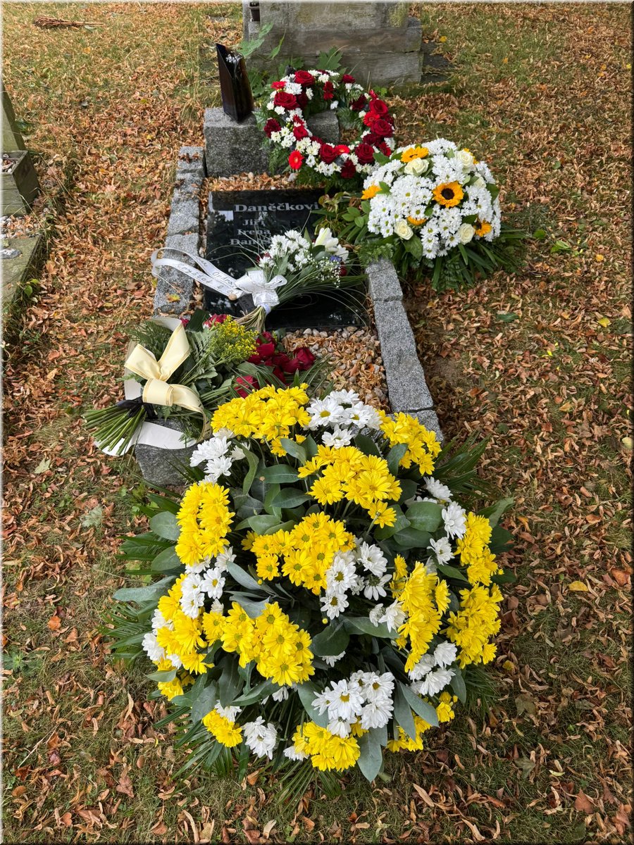 250717-JirkaDanecek-pohreb-9hrob.jpg