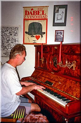 1999-05-02 BBCC Tuboz Nostalgie 40 Honza u piana---zneg.jpg